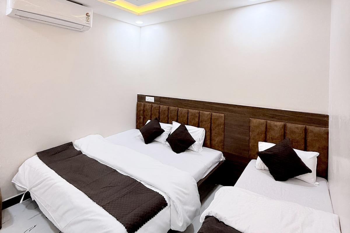 Deluxe Triple Room | Peti besi dalam bilik, meja, ruang kerja komputer riba 