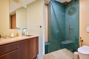 Classic Suite, Courtyard View | Bathroom | Shower, hair dryer, towels, soap - Quinta do Serrado (Câmara de Lobos)