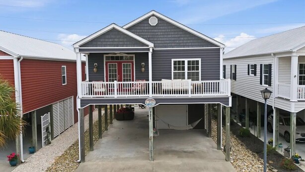 Een tweelaags huis met een balkon, een garage en een oprit.