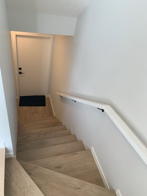 Eine Treppe mit Holzdielen und weißen Wänden.