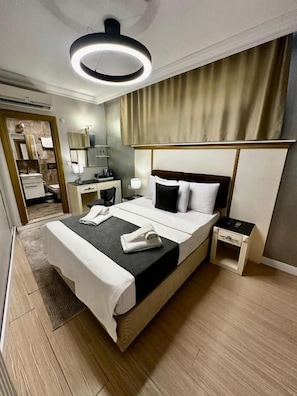 Ein Hotelzimmer mit einem Bett, einem Nachttisch und einem Spiegel.