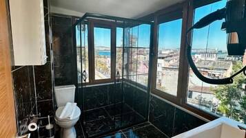 Deluxe-Doppelzimmer, Meerblick | Badezimmer | Hausschuhe