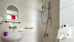 Ducha, secador de pelo, toallas, papel higiénico