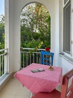 Habitación estándar con 2 camas individuales, balcón, vistas al mar | Restaurante al aire libre
