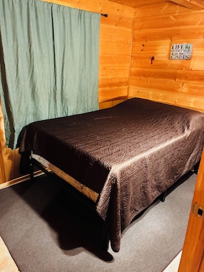 A single bed in a cabin with a wooden wall and a sign that says 'Life is better at the cabin.' - 1-bedroom cabin in Soldotna perfect for a cozy getaway near the Kenai River (Soldotna)