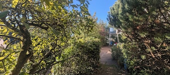 La Maison sur la Colline – Eco-Friendly Getaway with Garden & Scenic Views