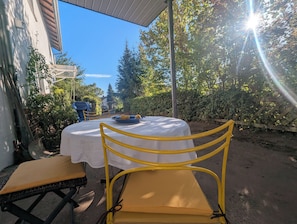 Outdoor dining - La Maison sur la Colline - Natur, Garten & Aussicht (Höchst im Odenwald)