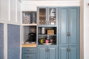 A kitchen with a coffee machine, cabinets, and various kitchen items. - Duluth Charmer - 3B/2B cozy home (Sioux Falls)