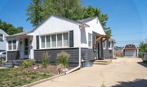 Einbungalow mit Veranda, Garage und Auffahrt.