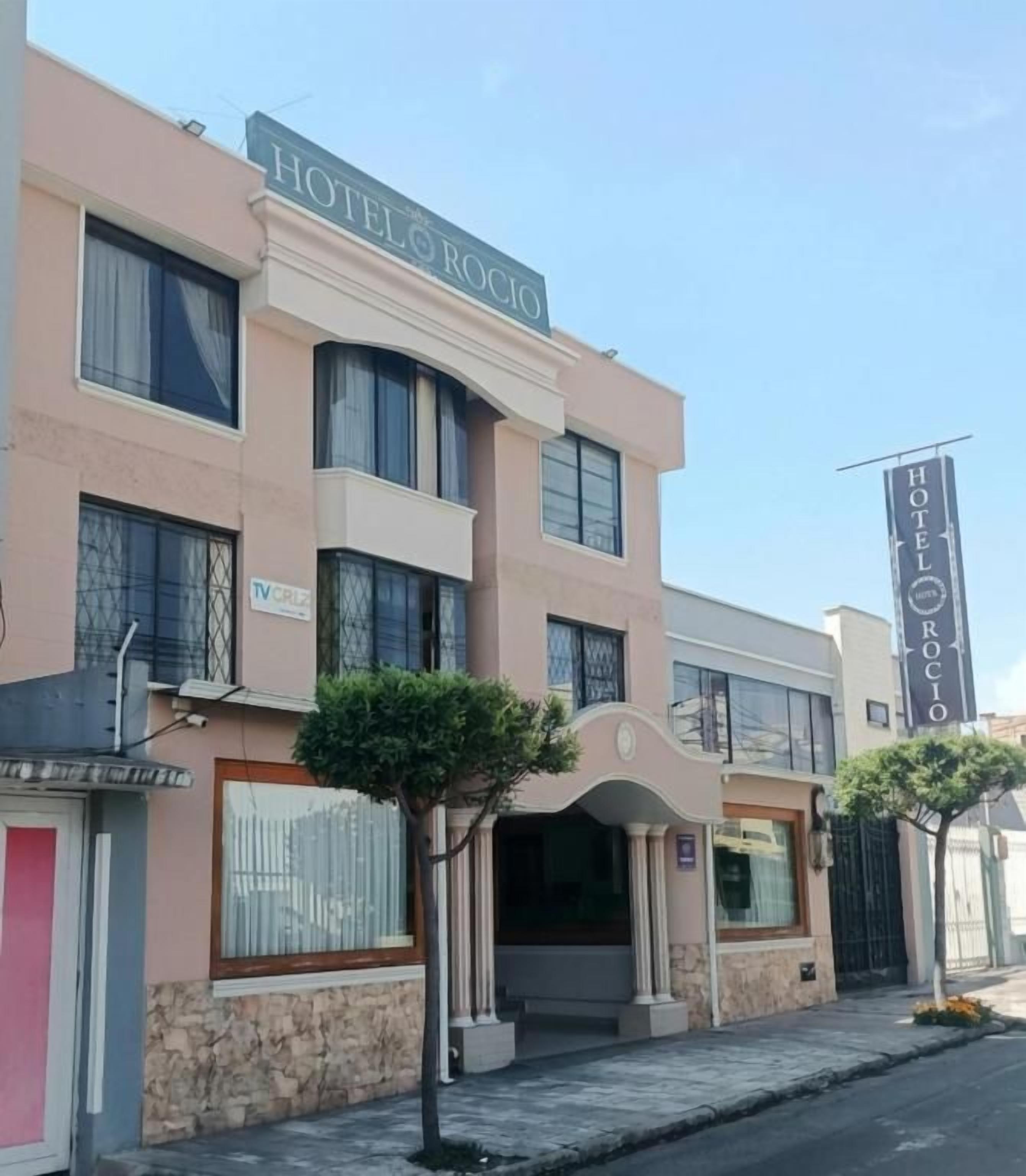 Un edificio de hotel con un cartel que dice 'HOTEL ROCIO'.