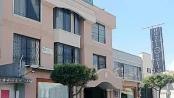 Un edificio de hotel con un cartel que dice 'HOTEL ROCIO'.