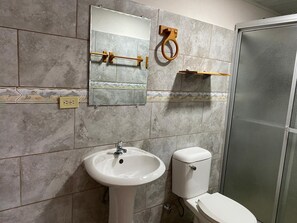A bathroom with a sink, toilet, mirror, and shower enclosure. - Private Oasis Villa: Pool, BBQ Area & Lush Nature - Family Friendly (Provincia de Panamá Oeste, Corregimiento de Guayabito)