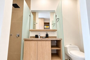 Dusche, Haartrockner, Handtücher, Seife