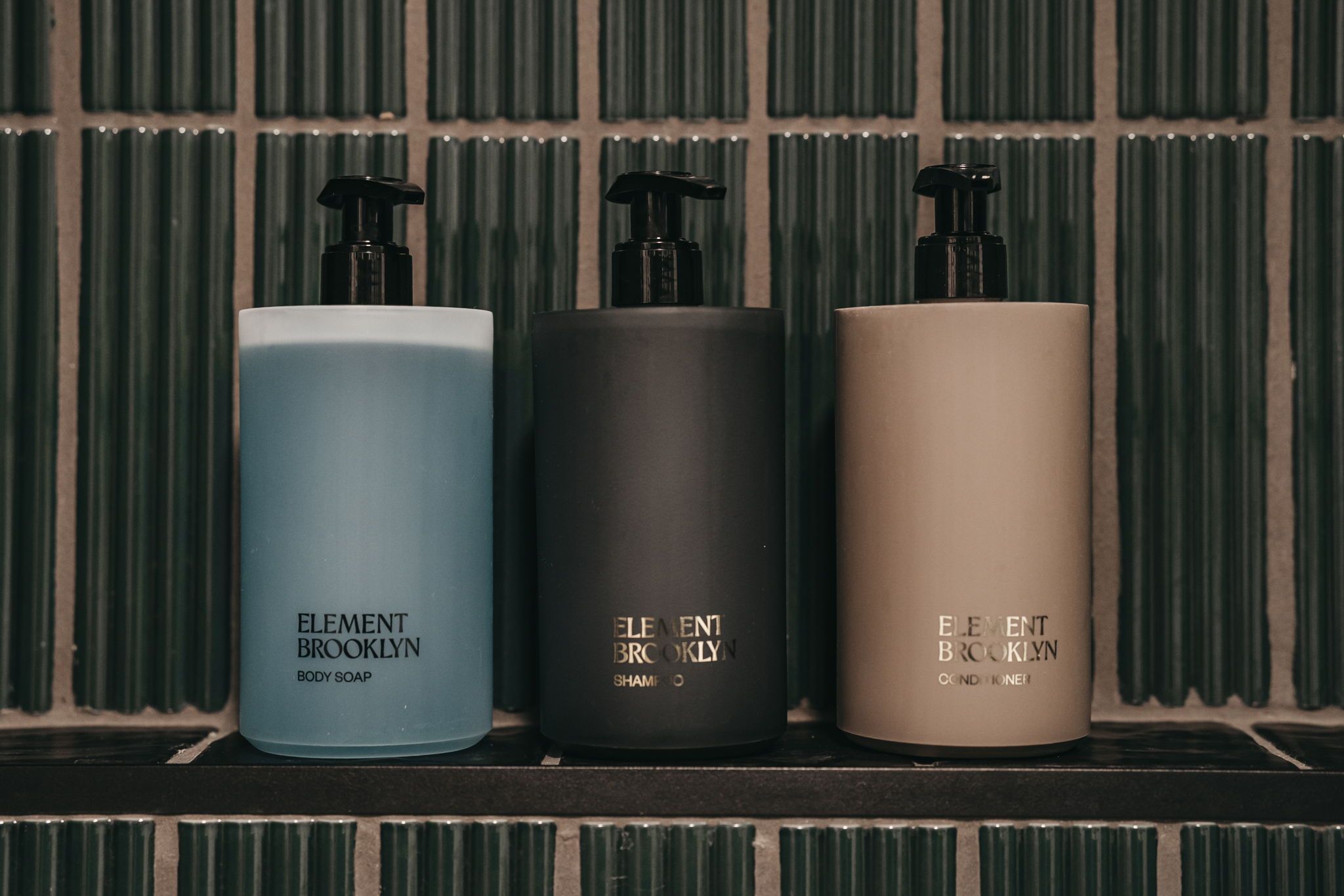 Drei Three Element Brooklyn Produkte stehen auf einem Regal.