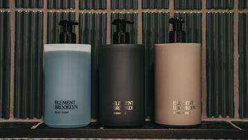 Drei Three Element Brooklyn Produkte stehen auf einem Regal.