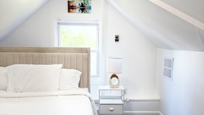 Room - DC Getaway: Cozy 4BR Oasis by Metro & Airports (Arlington)