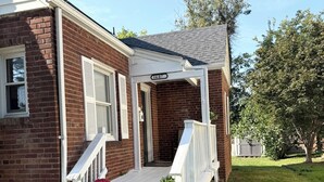 Exterior - DC Getaway: Cozy 4BR Oasis by Metro & Airports (Arlington)