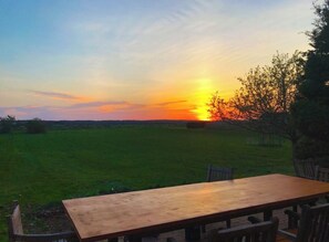 Outdoor dining - Cozy 5-Bedroom Home in The Hamptons with Peaceful Mornings & Stunning Sunsets (Water Mill)