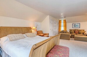 Room - Cozy 5-Bedroom Home in The Hamptons with Peaceful Mornings & Stunning Sunsets (Water Mill)
