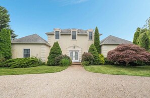 Exterior - Cozy 5-Bedroom Home in The Hamptons with Peaceful Mornings & Stunning Sunsets (Water Mill)