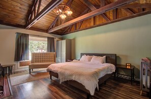 Iron/ironing board, WiFi, bed sheets - Spacious 5 bdrm house in charming Battle Ground with hot tub and large property (Battle Ground)