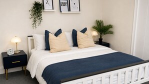 Room - 1 bed apartment Saltcoats, contractor accommodation with parking. North Ayrshire (West Kilbride)