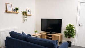 Living area - 1 bed apartment Saltcoats, contractor accommodation with parking. North Ayrshire (West Kilbride)