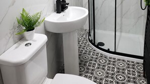 Bathroom - 1 bed apartment Saltcoats, contractor accommodation with parking. North Ayrshire (West Kilbride)