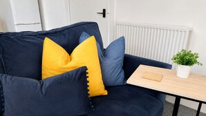 Living area - 1 bed apartment Saltcoats, contractor accommodation with parking. North Ayrshire (West Kilbride)