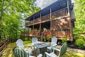 Outdoor dining - Private Yard • Creekfront • Karaoke Stage• FirePit (Sevierville)