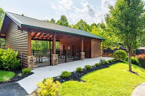 Exterior - Private Yard • Creekfront • Karaoke Stage• FirePit (Sevierville)