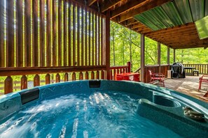 Outdoor spa tub - Private Yard • Creekfront • Karaoke Stage• FirePit (Sevierville)