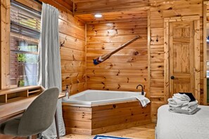 Room - Private Yard • Creekfront • Karaoke Stage• FirePit (Sevierville)