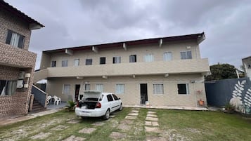 Un edificio residenziale a due piani con un'auto parcheggiata nel vialetto.