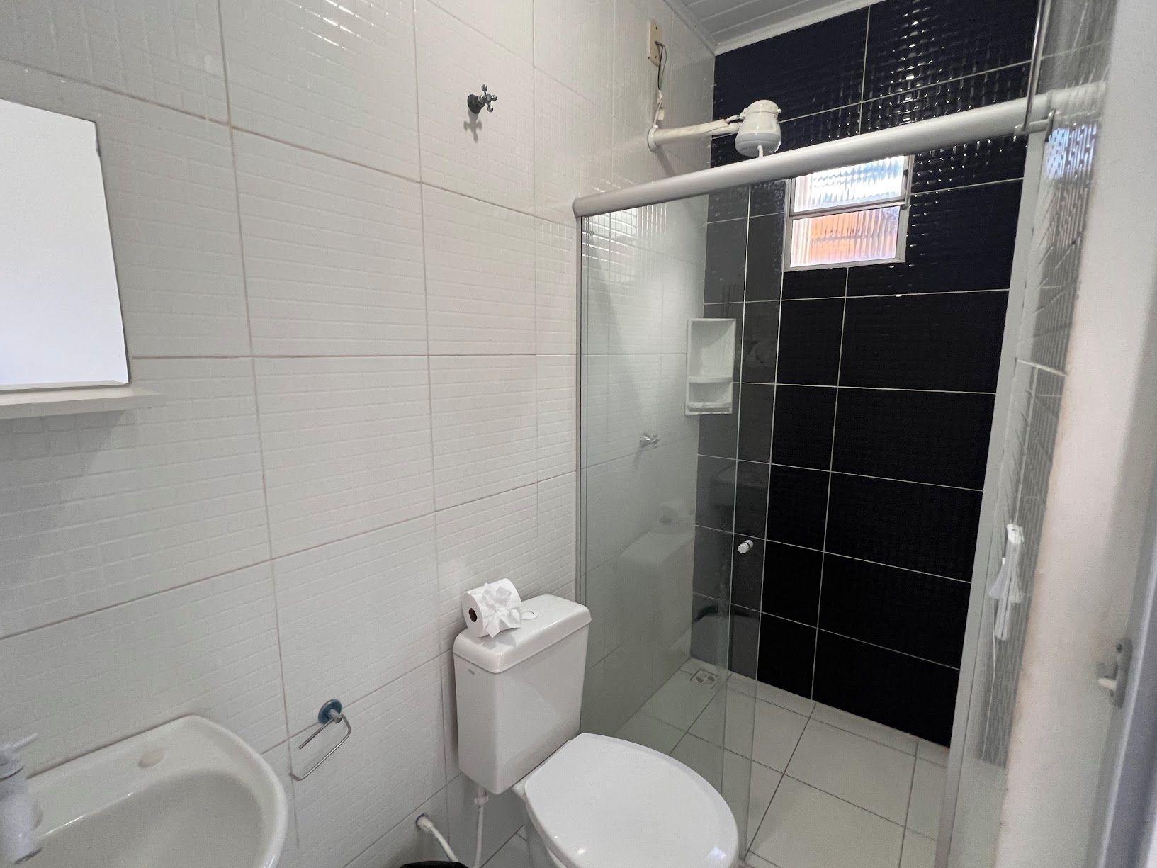 Ein Badezimmer mit Toilette, Bidet und einer Duschkabine.