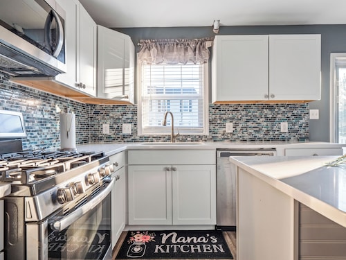 Valclyde Capitol 2BR Retreat with Balcony & Free Parking