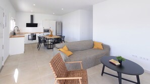 A modern living space with a kitchen, dining area, and seating area. - Casa Maricarmen Conil de la Frontera by Ruralidays (Cádiz)