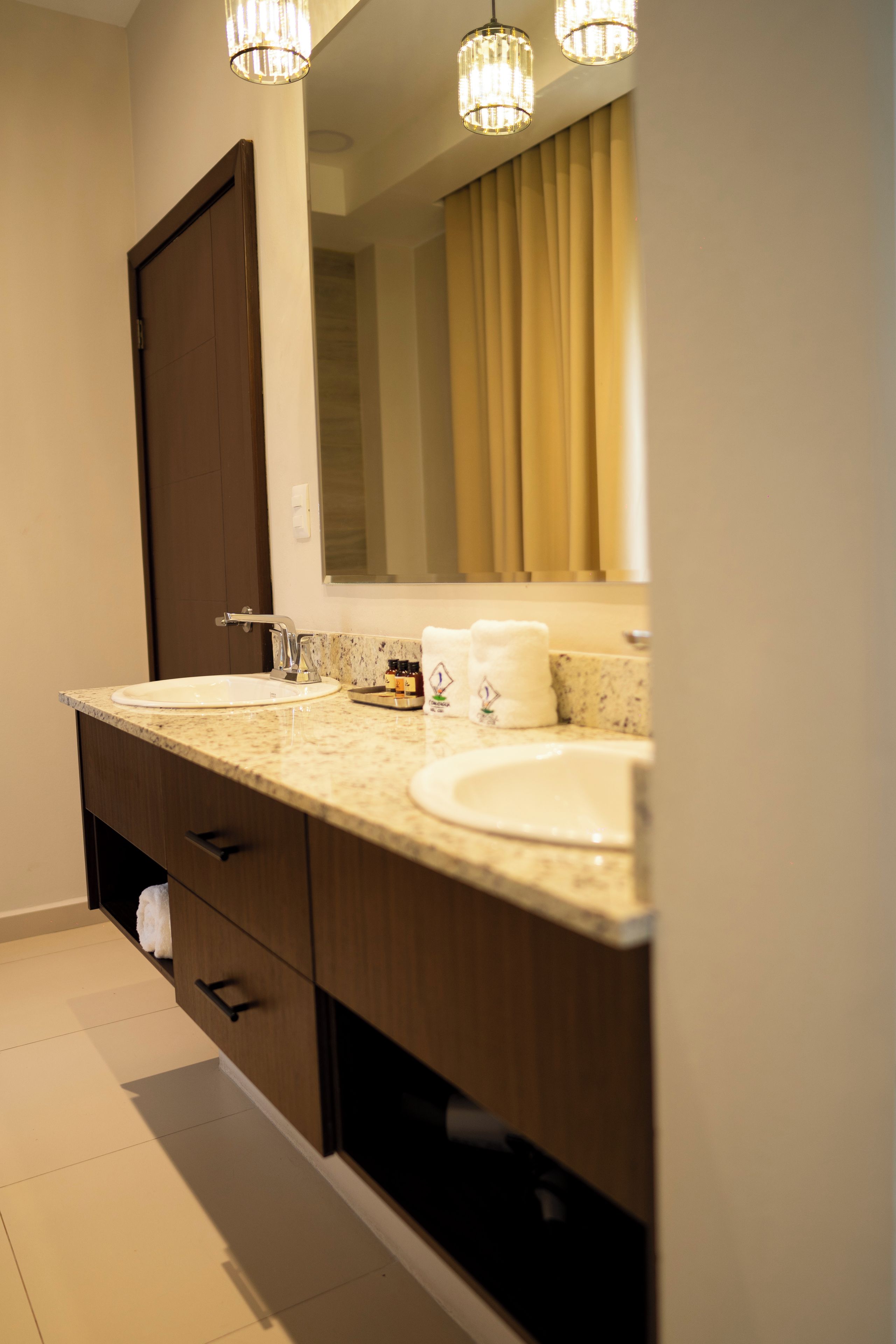 Luxury Room | Bathroom | Soap, shampoo, toilet paper