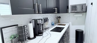 Cozy studio apartment in tranquil Tavernier with AC and kitchen.