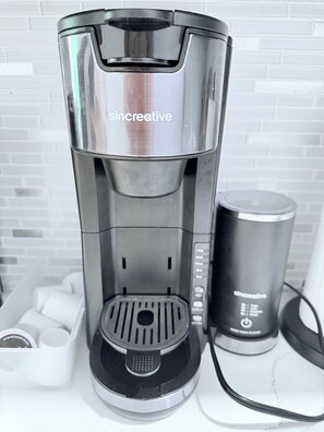Una macchina per il caffè con serbatoio dell'acqua e portapod.