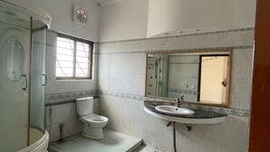 Ein Badezimmer mit Dusche, Toilette und Waschbecken.