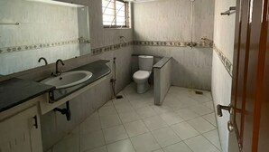 Ein Badezimmer mit Waschbecken, Toilette und Dusche.
