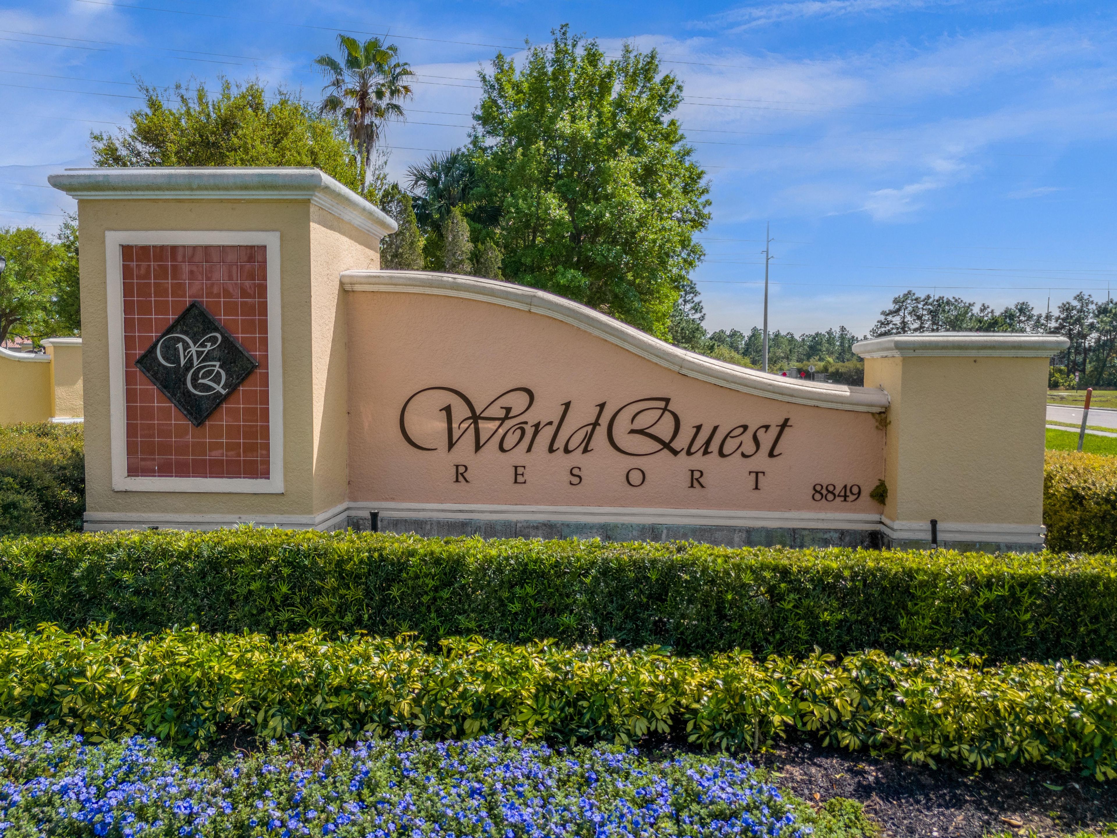 Une enseigne pour le WorldQuest Resort, sur laquelle on peut clairement voir le nom et l’adresse de l’établissement.