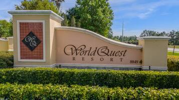 Une enseigne pour le WorldQuest Resort, sur laquelle on peut clairement voir le nom et l’adresse de l’établissement.