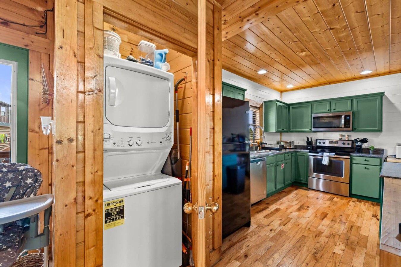 The Beverly Hills Commissary is ready for your crew, with a fully equipped kitchen plus the convenience of an in-cabin washer and dryer for longer stays.