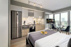 Room - Downtown Studio w Balcony Steps to Eaton Centre | Parking Available (Toronto)