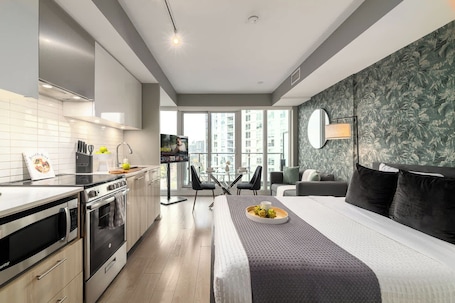 Downtown Studio w Balcony Steps to Eaton Centre | Parking Available
