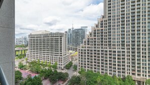 Ein hoch aufragendes Gebäude mit moderner Architektur, das mehrere Etagen mit Balkonen aufweist.