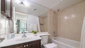 Ein modernes Badezimmer mit Badewanne, Toilette und Waschbecken.