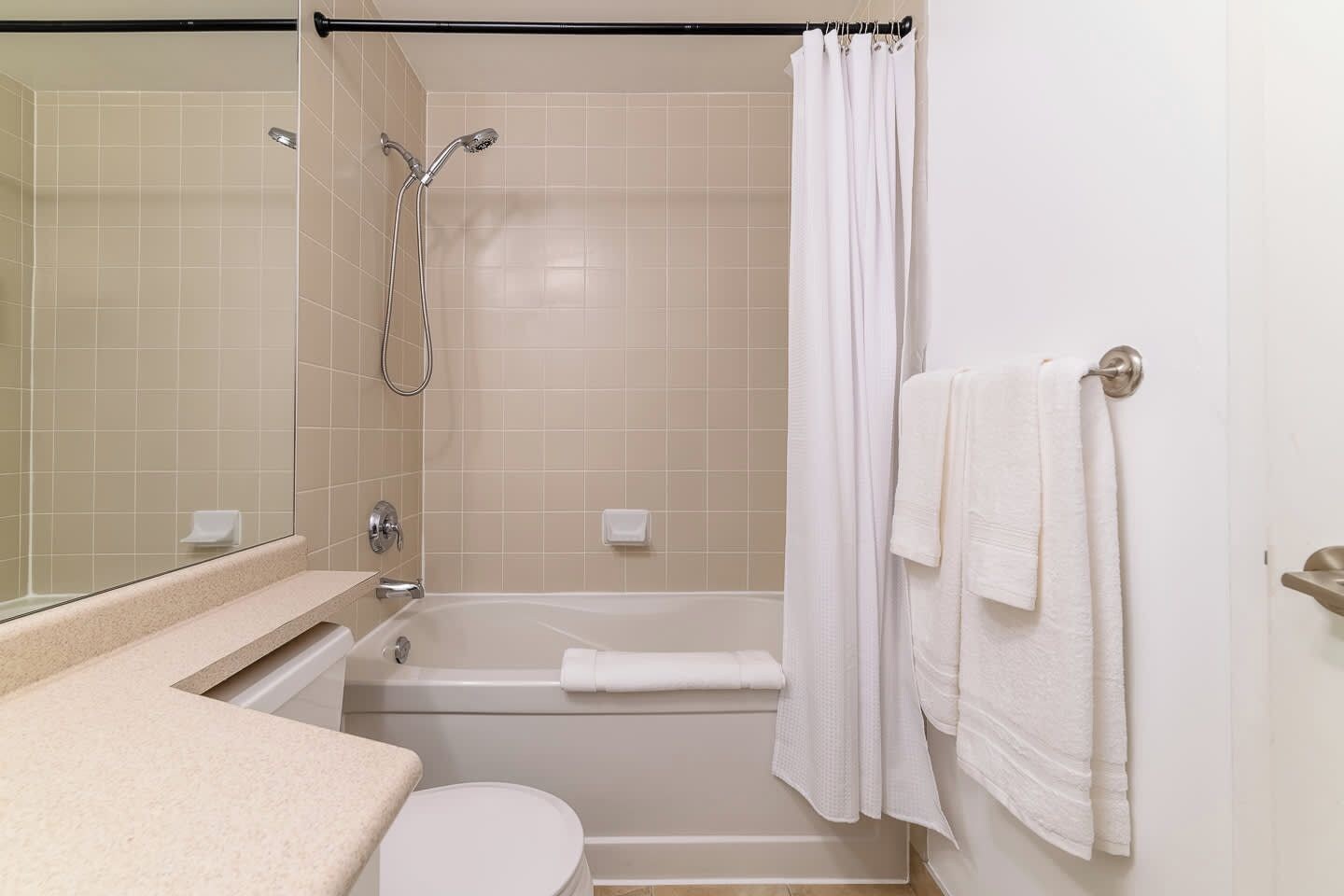 Une salle de bain équipée d’une baignoire, d’une douche, de toilettes et d’un lavabo.